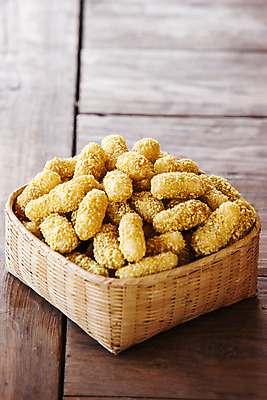 포토 JPG 실내 사람없음 소쿠리 전라남도 특산물 한과 다과 담양 유과 전통다과 나무배경 국내포토 백그라운드 디저트 내부 바구니 전통음식 전라도 파일형식