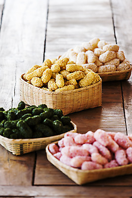 포토 JPG 실내 사람없음 소쿠리 전라남도 특산물 한과 다과 담양 오색한과 유과 전통다과 나무배경 국내포토 백그라운드 디저트 내부 바구니 전통음식 전라도 파일형식