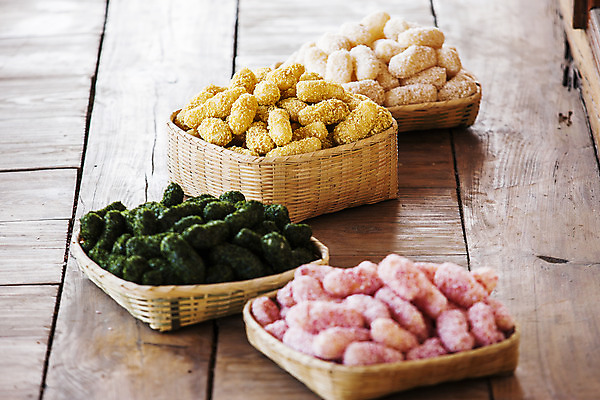 포토 JPG 실내 사람없음 소쿠리 전라남도 특산물 한과 다과 담양 오색한과 유과 전통다과 나무배경 국내포토 백그라운드 디저트 내부 바구니 전통음식 전라도 파일형식