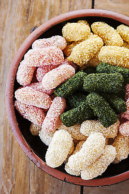 포토 JPG 실내 사람없음 하이앵글 전라남도 특산물 한과 다과 담양 오색한과 유과 전통다과 나무배경 국내포토 뷰포인트 백그라운드 디저트 내부 전통음식 전라도 파일형식