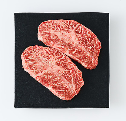 포토 JPG 스튜디오촬영 접시 음식 식재료 실내 생고기 육류 사람없음 하이앵글 소고기 흰배경 부위 부채살 국내포토 식기 뷰포인트 백그라운드 내부 흰색 파일형식