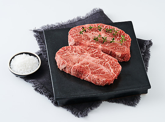 포토 JPG 스튜디오촬영 접시 음식 식재료 실내 생고기 육류 사람없음 소고기 식탁보 흰배경 소금 부위 부채살 국내포토 식기 백그라운드 내부 흰색 파일형식