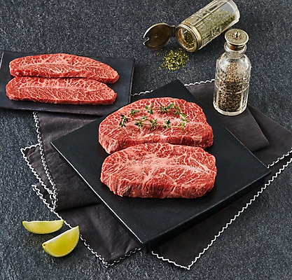 포토 JPG 스튜디오촬영 음식 식재료 검은배경 실내 생고기 육류 사람없음 소고기 식탁보 향신료 부위 부채살 국내포토 백그라운드 내부 검은색 향미료 파일형식