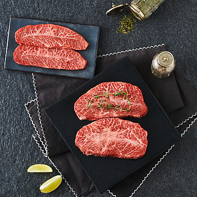 포토 JPG 스튜디오촬영 접시 음식 식재료 검은배경 실내 생고기 육류 사람없음 하이앵글 소고기 식탁보 향신료 부위 부채살 플랫레이 국내포토 식기 뷰포인트 백그라운드 내부 검은색 플랫 향미료 파일형식