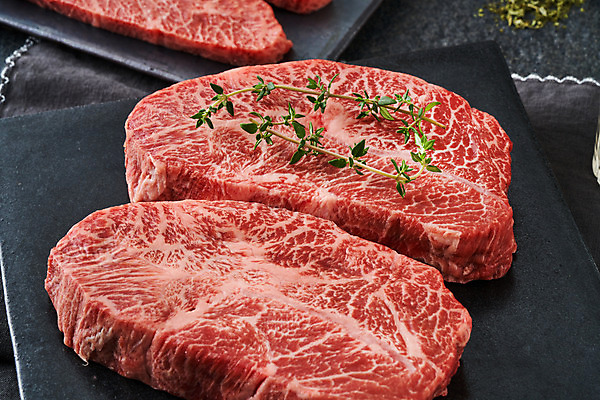 포토 JPG 스튜디오촬영 접시 음식 식재료 검은배경 실내 생고기 육류 근접촬영 사람없음 소고기 부위 부채살 국내포토 식기 뷰포인트 백그라운드 내부 검은색 파일형식