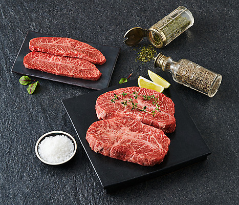 포토 JPG 스튜디오촬영 접시 음식 식재료 검은배경 실내 생고기 육류 사람없음 소고기 향신료 소금 부위 부채살 국내포토 식기 백그라운드 내부 검은색 향미료 파일형식