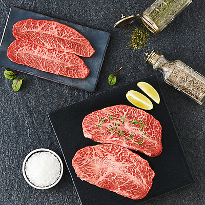 포토 JPG 스튜디오촬영 접시 음식 식재료 검은배경 실내 생고기 육류 사람없음 하이앵글 소고기 향신료 소금 부위 부채살 플랫레이 국내포토 식기 뷰포인트 백그라운드 내부 검은색 플랫 향미료 파일형식