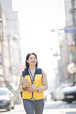 포토 JPG 주간 여자 거리 한명 서기 미소 들기 상반신 성인 야외 앞모습 30대 태블릿 한국인 봉사 사회복지사 성인여자한명만 국내포토 자연요소 직업 1 뷰포인트 모션 표정 사람 동양인 장년 전자제품 스마트기기 도움 사회복지 여자한명만 성인여자만 파일형식