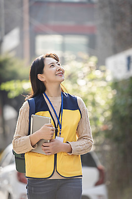 포토 JPG 주간 여자 거리 한명 서기 미소 들기 상반신 성인 야외 앞모습 30대 태블릿 한국인 올려보기 봉사 사회복지사 성인여자한명만 국내포토 자연요소 직업 1 뷰포인트 모션 표정 사람 동양인 장년 전자제품 스마트기기 도움 사회복지 여자한명만 성인여자만 파일형식