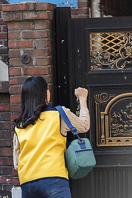 포토 JPG 주간 여자 한명 서기 상반신 성인 야외 뒷모습 30대 한국인 봉사 대문 방문 사회복지사 노크 성인여자한명만 국내포토 자연요소 직업 1 뷰포인트 모션 사람 동양인 장년 문 도움 사회복지 여자한명만 성인여자만 파일형식