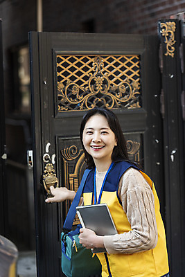 포토 JPG 주간 여자 한명 서기 미소 상반신 성인 야외 옆모습 30대 한국인 봉사 대문 방문 사회복지사 성인여자한명만 국내포토 자연요소 직업 1 뷰포인트 모션 표정 사람 동양인 장년 문 도움 사회복지 여자한명만 성인여자만 파일형식