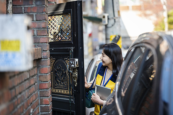 포토 JPG 주간 여자 한명 서기 들기 상반신 성인 야외 옆모습 30대 태블릿 한국인 봉사 대문 방문 사회복지사 성인여자한명만 국내포토 자연요소 직업 1 뷰포인트 모션 사람 동양인 장년 전자제품 스마트기기 문 도움 사회복지 여자한명만 성인여자만 파일형식