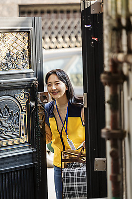 포토 JPG 주간 여자 한명 서기 미소 상반신 성인 야외 앞모습 30대 한국인 봉사 오픈 대문 방문 사회복지사 성인여자한명만 국내포토 자연요소 직업 1 뷰포인트 모션 표정 사람 동양인 장년 문 도움 사회복지 여자한명만 성인여자만 파일형식
