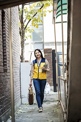 포토 JPG 주간 전신 여자 가방 한명 서기 미소 들기 성인 야외 앞모습 30대 태블릿 걷기 한국인 봉사 방문 사회복지사 성인여자한명만 국내포토 자연요소 직업 1 잡화 뷰포인트 모션 표정 사람 동양인 장년 전자제품 스마트기기 도움 사회복지 여자한명만 성인여자만 파일형식