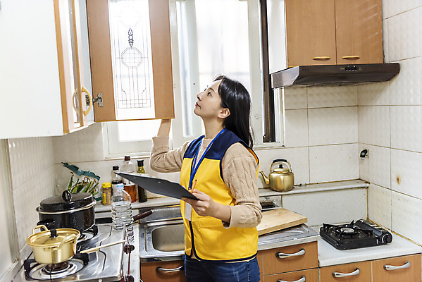 포토 JPG 주간 여자 실내 한명 서기 들기 상반신 성인 옆모습 30대 주방 한국인 올려보기 봉사 확인 방문 사회복지사 보살핌 서류판 성인여자한명만 국내포토 자연요소 직업 1 뷰포인트 모션 사람 동양인 내부 장년 사무용품 도움 사회복지 여자한명만 성인여자만 파일형식
