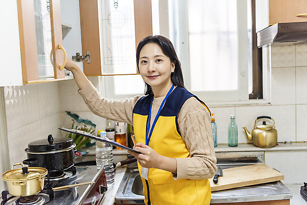 포토 JPG 주간 여자 실내 한명 서기 미소 들기 상반신 성인 옆모습 30대 주방 한국인 봉사 확인 방문 사회복지사 보살핌 서류판 성인여자한명만 국내포토 자연요소 직업 1 뷰포인트 모션 표정 사람 동양인 내부 장년 사무용품 도움 사회복지 여자한명만 성인여자만 파일형식