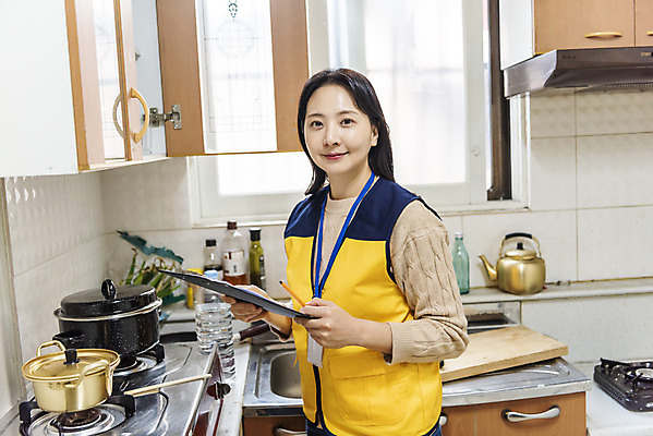 포토 JPG 주간 여자 실내 한명 서기 미소 들기 상반신 성인 옆모습 30대 주방 한국인 봉사 확인 방문 사회복지사 보살핌 서류판 성인여자한명만 국내포토 자연요소 직업 1 뷰포인트 모션 표정 사람 동양인 내부 장년 사무용품 도움 사회복지 여자한명만 성인여자만 파일형식