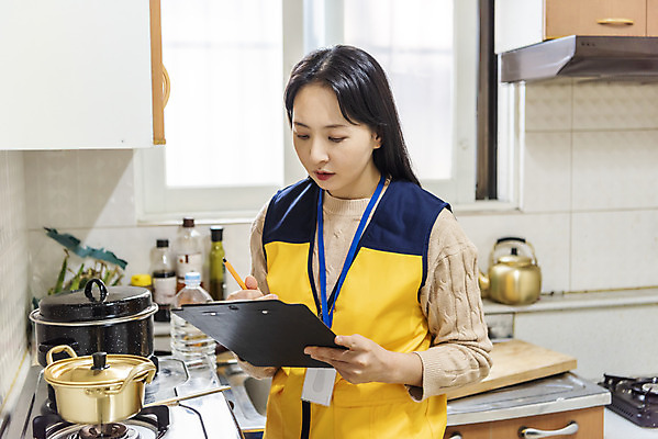 포토 JPG 주간 여자 실내 한명 서기 들기 상반신 성인 앞모습 30대 주방 한국인 기록 봉사 확인 방문 사회복지사 보살핌 서류판 성인여자한명만 국내포토 자연요소 직업 1 뷰포인트 모션 사람 동양인 내부 장년 사무용품 도움 사회복지 여자한명만 성인여자만 파일형식