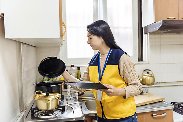 포토 JPG 주간 여자 실내 한명 서기 들기 상반신 성인 옆모습 30대 주방 한국인 봉사 오픈 냄비 확인 방문 사회복지사 보살핌 서류판 성인여자한명만 국내포토 자연요소 직업 1 뷰포인트 모션 사람 동양인 내부 장년 사무용품 도움 솥 사회복지 여자한명만 성인여자만 파일형식