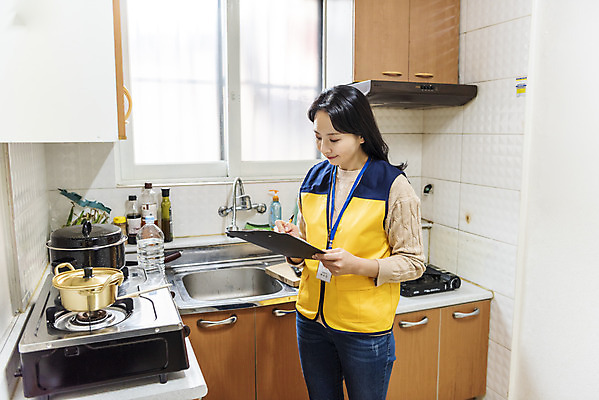 포토 JPG 주간 여자 실내 한명 서기 들기 상반신 성인 옆모습 30대 주방 한국인 기록 봉사 확인 방문 사회복지사 보살핌 서류판 성인여자한명만 국내포토 자연요소 직업 1 뷰포인트 모션 사람 동양인 내부 장년 사무용품 도움 사회복지 여자한명만 성인여자만 파일형식