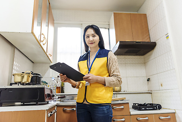 포토 JPG 주간 여자 실내 한명 서기 미소 들기 상반신 성인 앞모습 30대 한국인 봉사 확인 방문 사회복지사 보살핌 서류판 성인여자한명만 국내포토 자연요소 직업 1 뷰포인트 모션 표정 사람 동양인 내부 장년 사무용품 도움 사회복지 여자한명만 성인여자만 파일형식