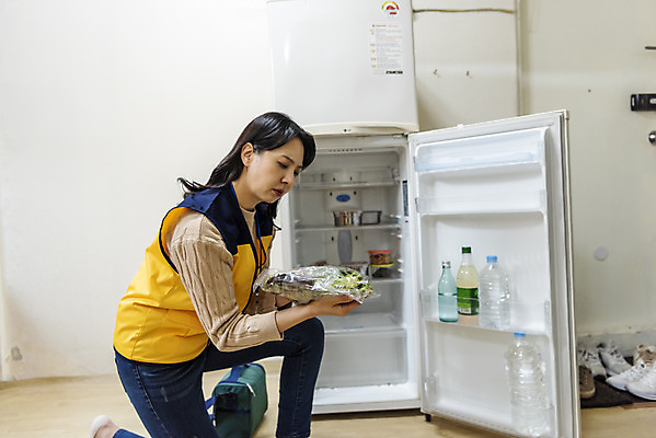 포토 JPG 주간 전신 여자 실내 한명 들기 성인 옆모습 30대 한국인 봉사 오픈 무릎꿇기 확인 냉장고 방문 사회복지사 보살핌 성인여자한명만 국내포토 자연요소 직업 1 뷰포인트 모션 사람 동양인 내부 장년 가전제품 도움 사회복지 여자한명만 성인여자만 파일형식