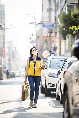 포토 JPG 주간 전신 여자 가방 거리 마스크 한명 들기 성인 야외 앞모습 30대 태블릿 걷기 한국인 봉사 사회복지사 보살핌 성인여자한명만 국내포토 자연요소 직업 1 잡화 뷰포인트 모션 사람 동양인 장년 전자제품 스마트기기 도움 사회복지 여자한명만 성인여자만 파일형식