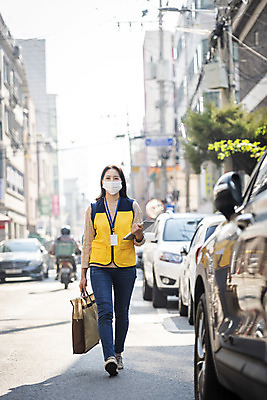 포토 JPG 주간 전신 여자 가방 거리 마스크 한명 들기 성인 야외 앞모습 30대 태블릿 걷기 한국인 봉사 사회복지사 보살핌 성인여자한명만 국내포토 자연요소 직업 1 잡화 뷰포인트 모션 사람 동양인 장년 전자제품 스마트기기 도움 사회복지 여자한명만 성인여자만 파일형식