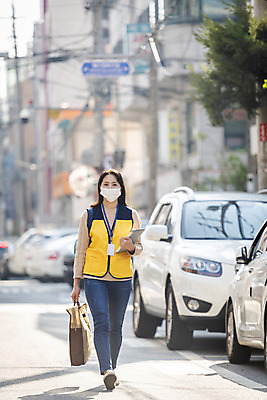 포토 JPG 주간 전신 여자 가방 거리 마스크 한명 들기 성인 야외 앞모습 30대 태블릿 걷기 한국인 봉사 사회복지사 보살핌 성인여자한명만 국내포토 자연요소 직업 1 잡화 뷰포인트 모션 사람 동양인 장년 전자제품 스마트기기 도움 사회복지 여자한명만 성인여자만 파일형식