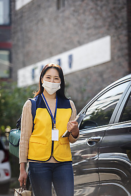 포토 JPG 주간 여자 마스크 한명 서기 들기 상반신 성인 야외 앞모습 30대 태블릿 한국인 봉사 사회복지사 보살핌 성인여자한명만 비대면서비스 국내포토 자연요소 직업 1 뷰포인트 모션 사람 동양인 장년 전자제품 스마트기기 도움 사회복지 서비스 여자한명만 성인여자만 파일형식 언택트