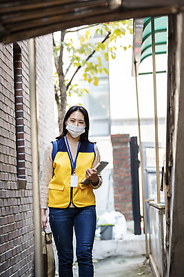 포토 JPG 주간 여자 가방 마스크 한명 서기 들기 상반신 성인 야외 앞모습 30대 태블릿 한국인 봉사 방문 사회복지사 보살핌 성인여자한명만 비대면서비스 국내포토 자연요소 직업 1 잡화 뷰포인트 모션 사람 동양인 장년 전자제품 스마트기기 도움 사회복지 서비스 여자한명만 성인여자만 파일형식 언택트