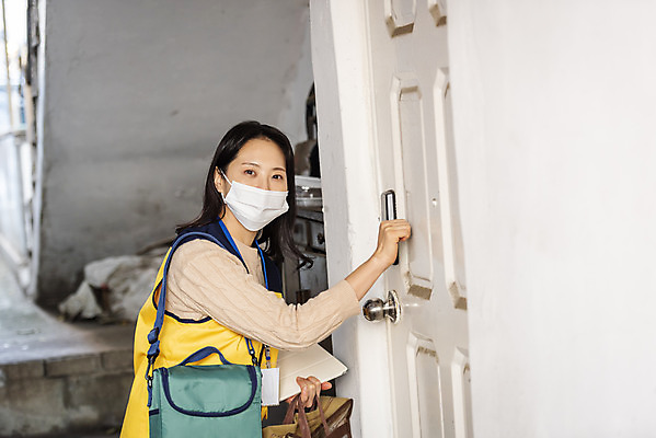 포토 JPG 주간 여자 실내 마스크 한명 서기 들기 상반신 성인 옆모습 30대 한국인 봉사 배송 대문 방문 사회복지사 노크 도시락가방 보살핌 성인여자한명만 국내포토 자연요소 직업 1 뷰포인트 가방 모션 사람 동양인 내부 장년 문 도움 사회복지 여자한명만 성인여자만 파일형식