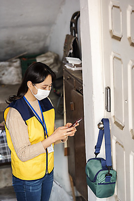 포토 JPG 주간 여자 실내 마스크 한명 서기 들기 상반신 성인 옆모습 30대 스마트폰 사진촬영 한국인 봉사 배송 대문 방문 사회복지사 도시락가방 보살핌 성인여자한명만 걸기 비대면서비스 국내포토 자연요소 직업 1 뷰포인트 가방 모션 사람 동양인 내부 장년 핸드폰 스마트기기 문 촬영 도움 사회복지 서비스 여자한명만 성인여자만 파일형식 언택트