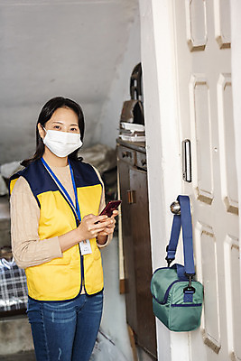 포토 JPG 주간 여자 실내 마스크 한명 서기 들기 상반신 성인 앞모습 30대 스마트폰 한국인 봉사 배송 대문 도시락 방문 사회복지사 도시락가방 보살핌 성인여자한명만 비대면서비스 국내포토 자연요소 직업 1 음식 뷰포인트 가방 모션 사람 동양인 내부 장년 핸드폰 스마트기기 문 도움 사회복지 서비스 여자한명만 성인여자만 파일형식 언택트