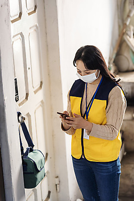 포토 JPG 주간 여자 실내 마스크 한명 서기 들기 상반신 성인 앞모습 30대 스마트폰 사진촬영 한국인 봉사 배송 대문 방문 사회복지사 도시락가방 보살핌 성인여자한명만 걸기 비대면서비스 국내포토 자연요소 직업 1 뷰포인트 가방 모션 사람 동양인 내부 장년 핸드폰 스마트기기 문 촬영 도움 사회복지 서비스 여자한명만 성인여자만 파일형식 언택트