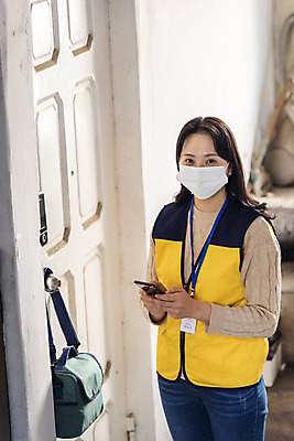 포토 JPG 주간 여자 실내 마스크 한명 서기 들기 상반신 성인 앞모습 30대 스마트폰 한국인 봉사 배송 대문 방문 사회복지사 도시락가방 보살핌 성인여자한명만 걸기 비대면서비스 국내포토 자연요소 직업 1 뷰포인트 가방 모션 사람 동양인 내부 장년 핸드폰 스마트기기 문 도움 사회복지 서비스 여자한명만 성인여자만 파일형식 언택트