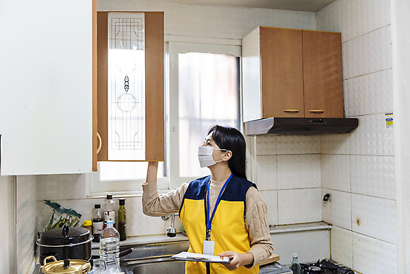 포토 JPG 주간 여자 실내 마스크 한명 서기 들기 상반신 성인 앞모습 30대 주방 한국인 봉사 오픈 확인 방문 사회복지사 보살핌 서류판 성인여자한명만 비대면서비스 국내포토 자연요소 직업 1 뷰포인트 모션 사람 동양인 내부 장년 사무용품 도움 사회복지 서비스 여자한명만 성인여자만 파일형식 언택트