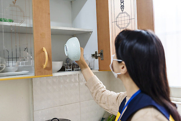 포토 JPG 주간 여자 실내 마스크 한명 서기 들기 상반신 성인 옆모습 30대 주방 한국인 봉사 확인 방문 사회복지사 보살핌 성인여자한명만 비대면서비스 국내포토 자연요소 직업 1 뷰포인트 모션 사람 동양인 내부 장년 도움 사회복지 서비스 여자한명만 성인여자만 파일형식 언택트