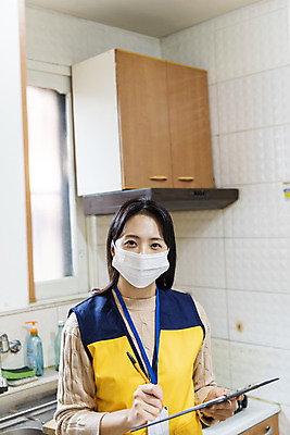 포토 JPG 주간 여자 실내 마스크 한명 서기 들기 상반신 성인 앞모습 30대 주방 한국인 봉사 확인 방문 사회복지사 보살핌 서류판 성인여자한명만 비대면서비스 국내포토 자연요소 직업 1 뷰포인트 모션 사람 동양인 내부 장년 사무용품 도움 사회복지 서비스 여자한명만 성인여자만 파일형식 언택트