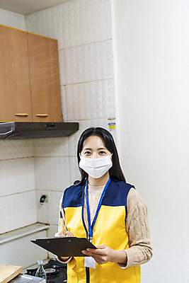 포토 JPG 주간 여자 실내 마스크 한명 서기 들기 상반신 성인 앞모습 30대 주방 한국인 봉사 확인 방문 사회복지사 보살핌 서류판 성인여자한명만 비대면서비스 국내포토 자연요소 직업 1 뷰포인트 모션 사람 동양인 내부 장년 사무용품 도움 사회복지 서비스 여자한명만 성인여자만 파일형식 언택트