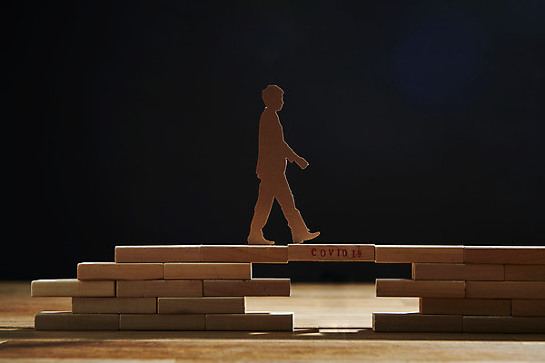 포토 JPG 스튜디오촬영 검은배경 사람모양 사람없음 걷기 경제불황 위기 전염병 가교 코로나바이러스 포스트코로나 델타변이바이러스 국내포토 모양 건축물 백그라운드 모션 실내 경제 검은색 바이러스 질병 사회이슈 불황 파일형식