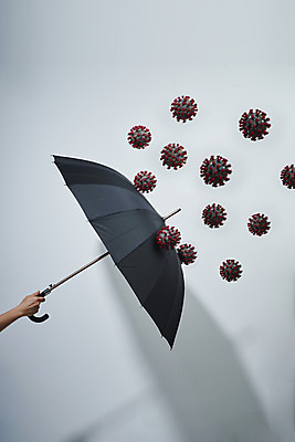 포토 JPG 스튜디오촬영 손 우산 회색배경 신체부위 모형 잡기 수비 전염 경제불황 위기 코로나바이러스 포스트코로나 델타변이바이러스 국내포토 백그라운드 모션 실내 사람 경제 회색 바이러스 질병 사회이슈 감염 불황 파일형식