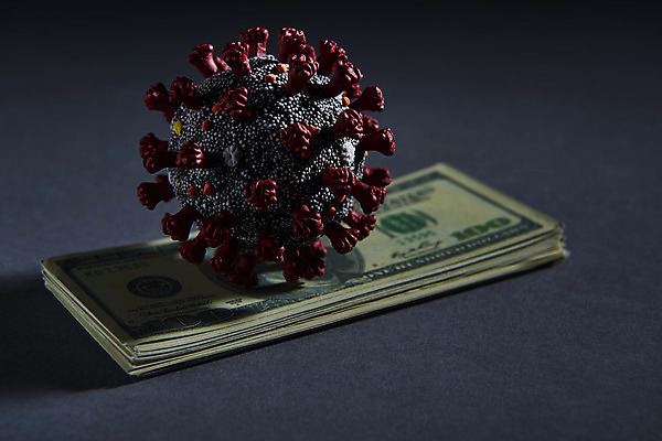 포토 JPG 스튜디오촬영 지폐 검은배경 사람없음 모형 달러 경제불황 위기 코로나바이러스 포스트코로나 델타변이바이러스 국내포토 백그라운드 돈 실내 경제 검은색 바이러스 사회이슈 불황 파일형식