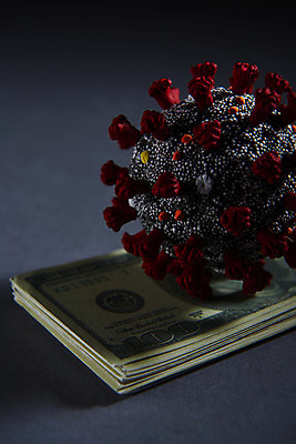 포토 JPG 스튜디오촬영 지폐 검은배경 근접촬영 사람없음 빨간색 모형 달러 경제불황 위기 코로나바이러스 포스트코로나 델타변이바이러스 위드코로나 국내포토 뷰포인트 컬러 백그라운드 돈 실내 경제 검은색 바이러스 사회이슈 불황 파일형식