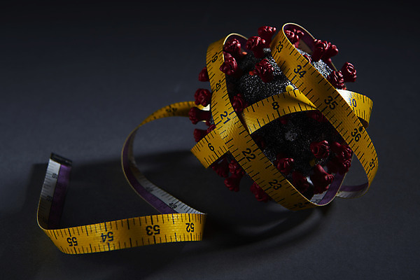 포토 JPG 스튜디오촬영 검은배경 줄자 사람없음 모형 경제불황 위기 코로나바이러스 포스트코로나 델타변이바이러스 위드코로나 국내포토 백그라운드 실내 자 경제 검은색 바이러스 사회이슈 불황 파일형식