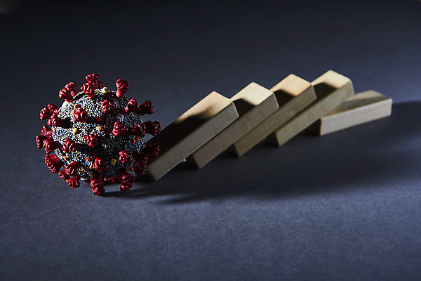 포토 JPG 스튜디오촬영 검은배경 그림자 사람없음 모형 경제불황 도미노 위기 쓰러짐 코로나바이러스 포스트코로나 델타변이바이러스 위드코로나 국내포토 백그라운드 모션 실내 경제 검은색 바이러스 사회이슈 불황 파일형식