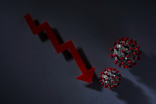 포토 JPG 스튜디오촬영 화살표 검은배경 그래프 그림자 사람없음 모형 하락 경제불황 위기 코로나바이러스 포스트코로나 델타변이바이러스 위드코로나 국내포토 백그라운드 컨셉 실내 경제 검은색 바이러스 사회이슈 불황 파일형식