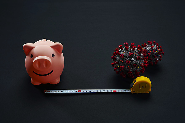 포토 JPG 스튜디오촬영 검은배경 줄자 사람없음 모형 돼지저금통 경제불황 위기 코로나바이러스 사회적거리두기 포스트코로나 델타변이바이러스 위드코로나 국내포토 캠페인 백그라운드 실내 자 경제 검은색 저금통 바이러스 사회이슈 불황 파일형식