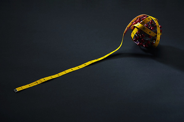 포토 JPG 스튜디오촬영 검은배경 줄자 사람없음 모형 경제불황 위기 코로나바이러스 포스트코로나 델타변이바이러스 위드코로나 국내포토 백그라운드 실내 자 경제 검은색 바이러스 사회이슈 불황 파일형식