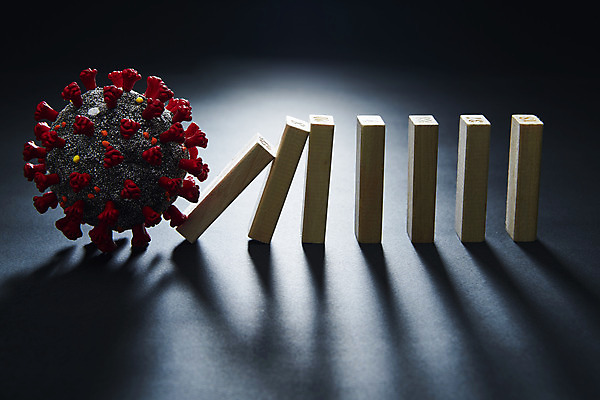 포토 JPG 스튜디오촬영 검은배경 그림자 사람없음 빛 모형 경제불황 도미노 위기 쓰러짐 코로나바이러스 포스트코로나 델타변이바이러스 위드코로나 국내포토 백그라운드 모션 실내 경제 검은색 바이러스 사회이슈 불황 파일형식